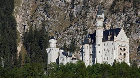 Man attacks 2 women near Neuschwanstein castle in Germany, killing one